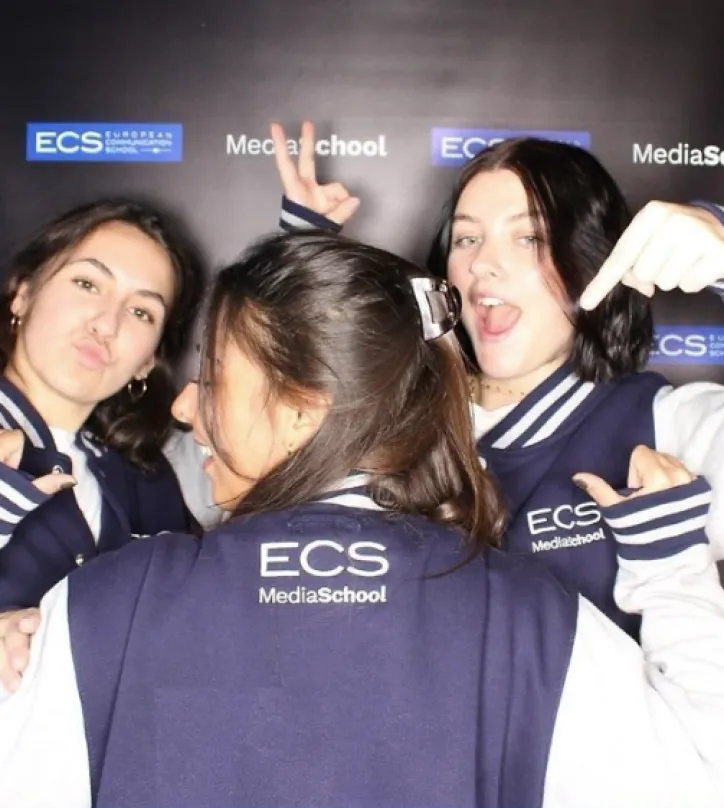 Etudiants ECS montrant le logo sur leur vêtement